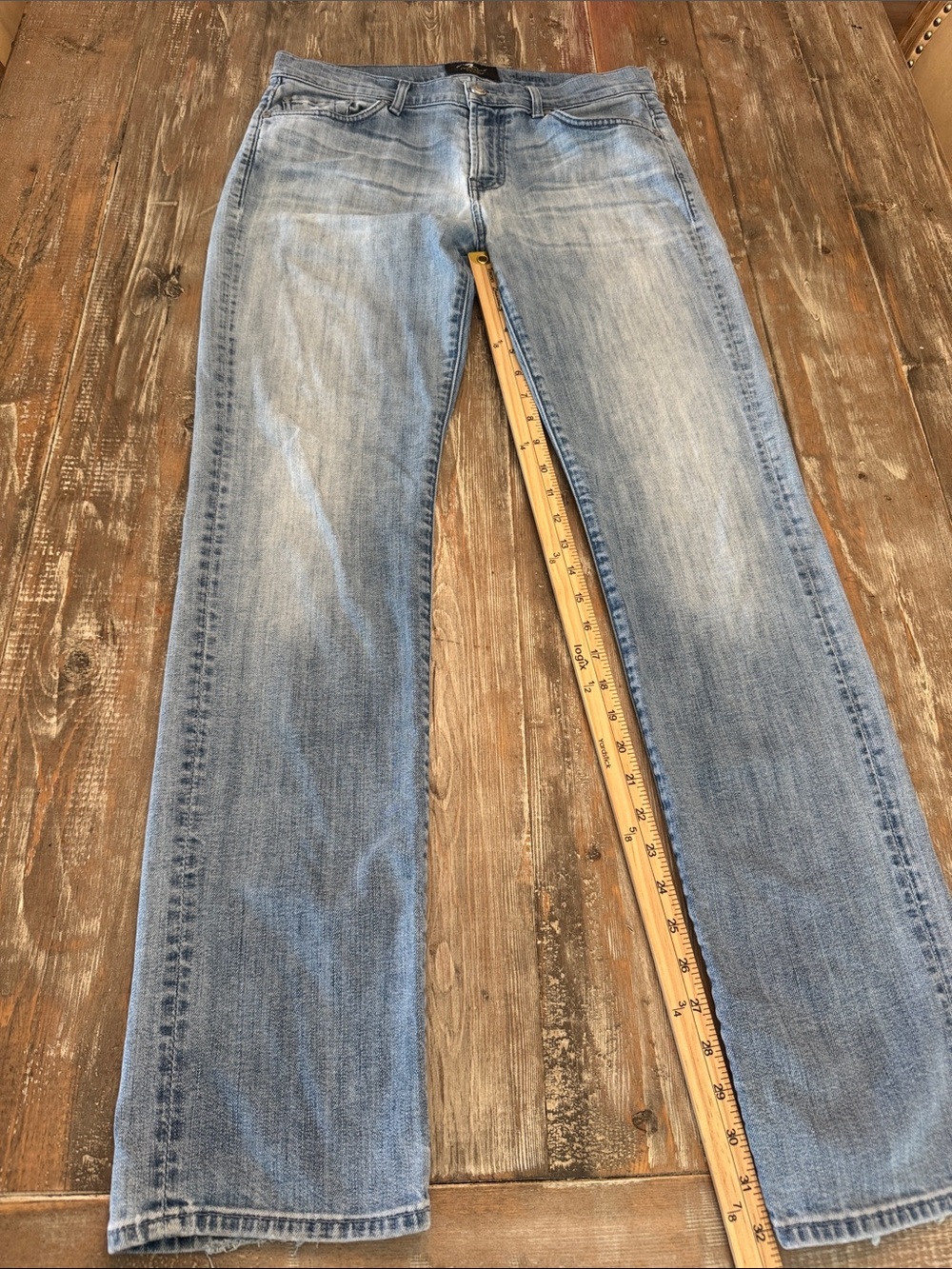 7 For All Mankind Light Blue Denim Jeans
Foolproof denim slimmy